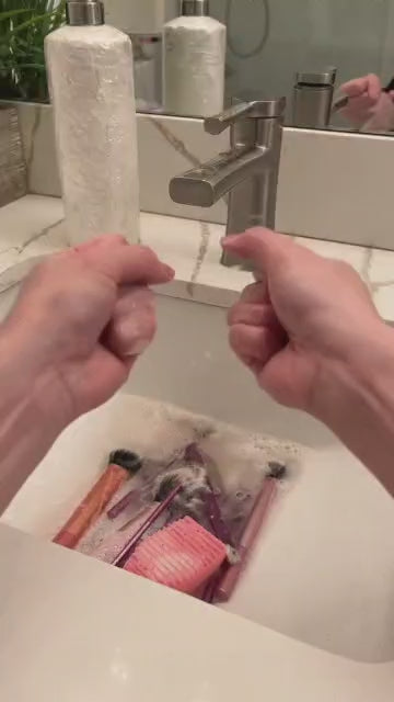 Limpia tus brochas en minutos GlamSpin™